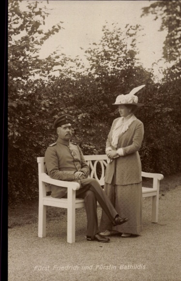 Postcard Prince Friedrich and Princess Bathildis of Waldeck Pyrmont, portrait, Red Cross donation