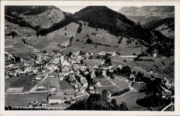 Ak Oberstaufen im Allgäu, Luftaufnahme von  Berge und Gebäude sichtbar