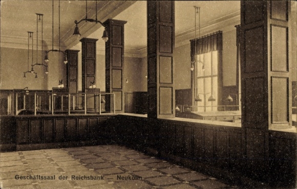 Postcard Berlin Neukölln, business hall of the Reichsbank, cash desk