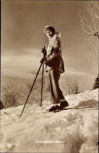 Ak Kronprinzessin Märtha von Schweden, Portrait, beim Skifahren