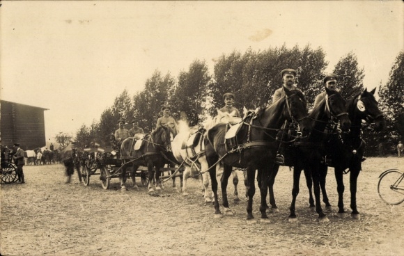 Photo Postcard Lutter am Barenberge, German soldiers in uniform on horses, horse-drawn gun