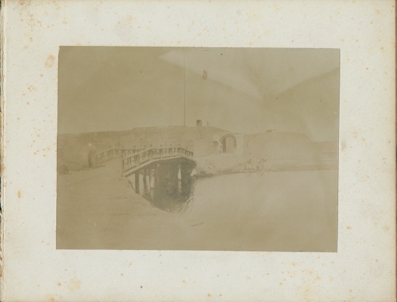 Photo China, ca 1901, Boxer Rebellion, Bridge, Fortress, Water Dipper