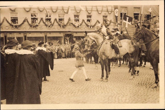 Photo Postcard Treuenbrietzen in Brandenburg, parade, people in costumes, riders, fashion house Baum