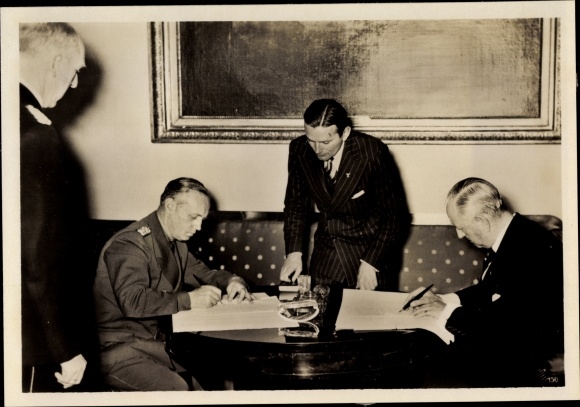 Photo Heinrich Hoffmann, Foreign Minister v. Ribbentrop, Danish envoy v. Pay, non-aggression pact
