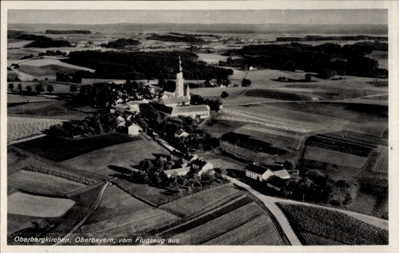 Ak Oberbergkirchen Oberbayern, Fliegeraufnahme von Ort und Umgebung, Kirche, Felder