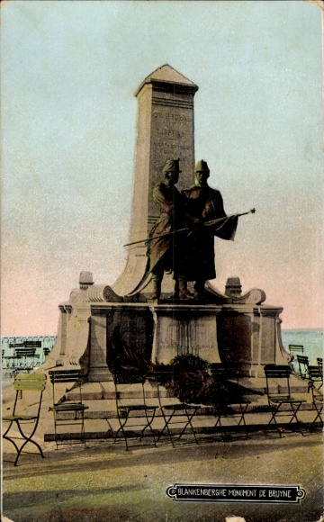 Ak Blankenberghe Blankenberge Westflandern, Denkmal, Soldatenstatue, Schriftzug, Bänke, Blumenkra
