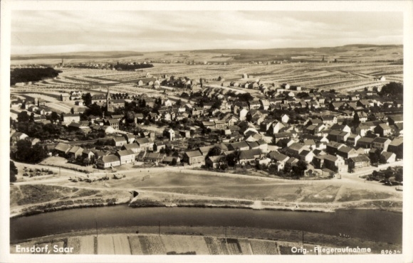 Ak Ensdorf an der Saar, Luftaufnahme von Ensdorf, schwarz-weiß, dörfliche Landschaft, Häuser, Flu