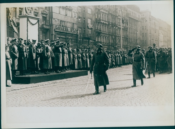 Photo Wehrmacht soldiers marching in a city, Kavarna Luxor