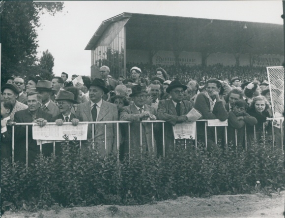 foto Berlin West 1954, drafbaan Mariendorf, renbaan, tribune, toeschouwers
