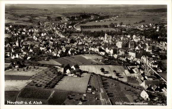 Ak Neustadt an der Aisch Mittelfranken, Luftaufnahme von  viele Gebäude, ländliche Umgebung