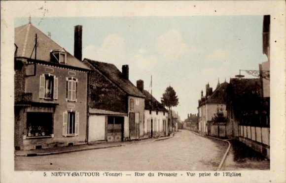 Postcard Neuvy Sautour Yonne, street Rue du Pressoir, view of the church, from Yonne