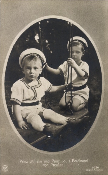 Ak Prinz Wilhelm und Louis Ferdinand von Preußen, Portrait auf einer Schaukel