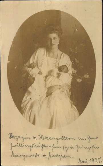 Photo Postcard Margarete of Saxony with children, Duchess of Hohenzollern Sigmaringen, portrait
