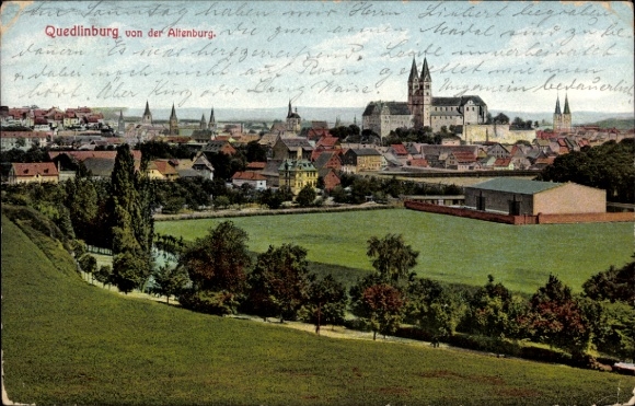 Ak Quedlinburg in het Harzgebergte, uitzicht op Altenburg, stadsgezicht, landschap
