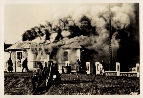 Foto Serbien, Serbisches Grenzhaus in Flammen, Wehrmachtsoldaten, II. WK
