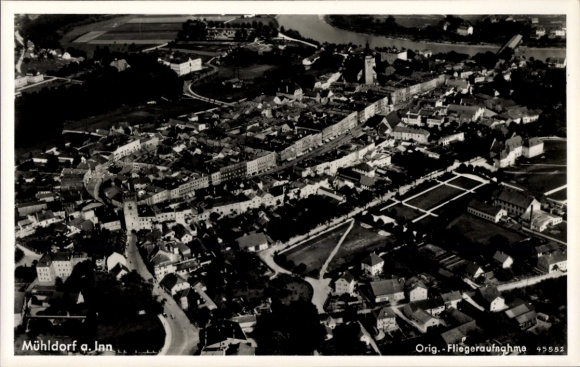 Ak Mühldorf am Inn Oberbayern, Flugaufnahme von Mühldorf, Stadtansicht, Schwarz-Weiß, Fotografie