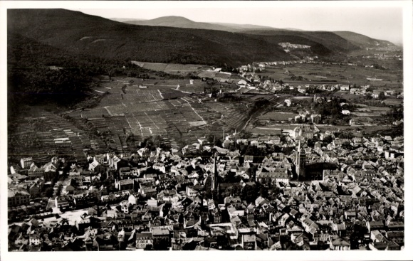 Ak Neustadt an der Weinstraße, Luftaufnahme von Neustadt, Weinberge, Berglandschaft,  Stadtarchit