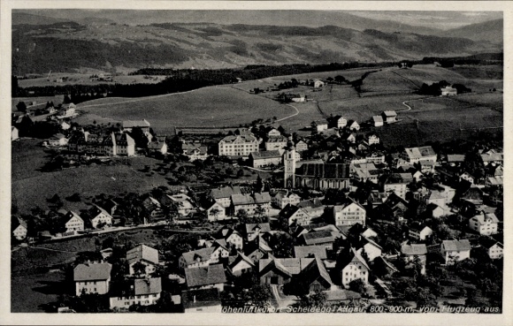Ak Scheffau Scheidegg im Allgäu, Luftaufnahme von Scheidegg, Häuser, Landschaft, Berge