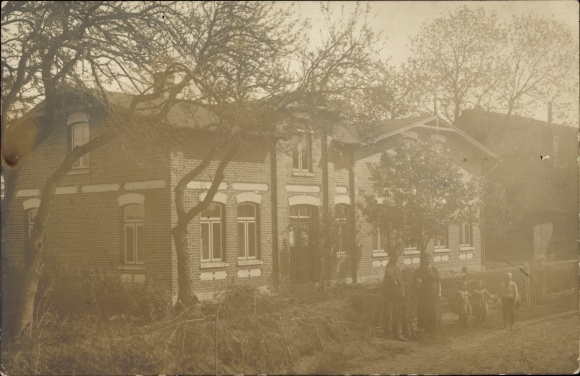 Foto Ak Innien Aukrug in Schleswig Holstein, Gartenpartie an einem Wohnhaus, Anwohner