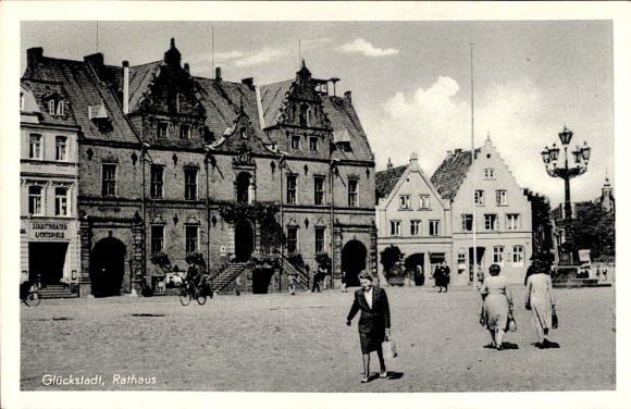 Ak Glückstadt an der Elbe, Rathaus,  Architektur, Menschen, Fahrräder, hellblauer Himmel