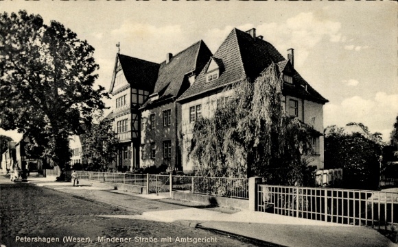Postcard Petershagen an der Weser North Rhine Westphalia, Mindener Straße with district court