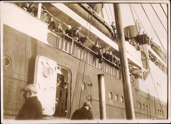 Photo steamer Norddeutscher Lloyd Bremen, passengers on deck, seamen
