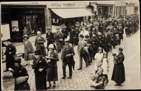 Photo Postcard Kevelaer am Niederrhein, street scene with people, procession, 1925