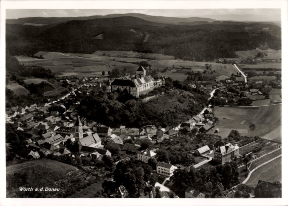Ak Wörth an der Donau Oberpfalz Bayern, Luftaufnahme von Wörth, Burg auf Hügel, umliegende Landsc