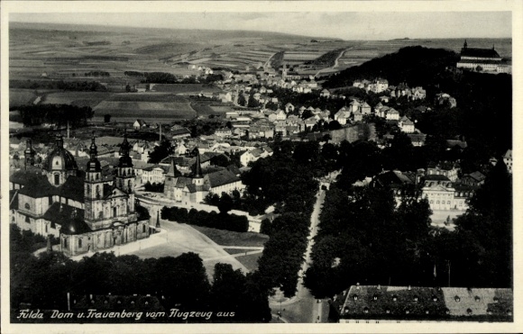 Ak Fulda in Hessen, stadsgezicht met de kathedraal Frauenberg, luchtfoto