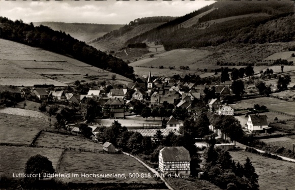 Ak Bödefeld Schmallenberg im Sauerland, Luftkurort Badefeld, Landschaft, Gebäude, Kirche