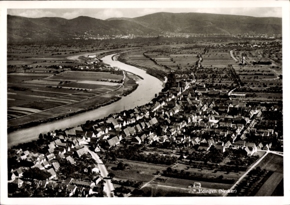 Ak Edingen Neckarhausen in Baden, Luftaufnahme von Edingen, Neckar, Fluss, Berge, Häuser