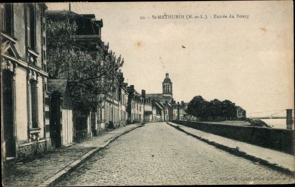 Postcard Saint Mathurin Maine et Loire, Entrance to the Village