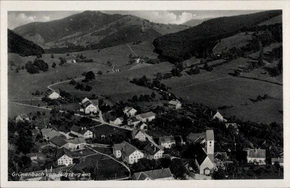 Ak Grünenbach in Allgäu Schwaben, luchtfoto van weilanden en heuvels, gebouwen