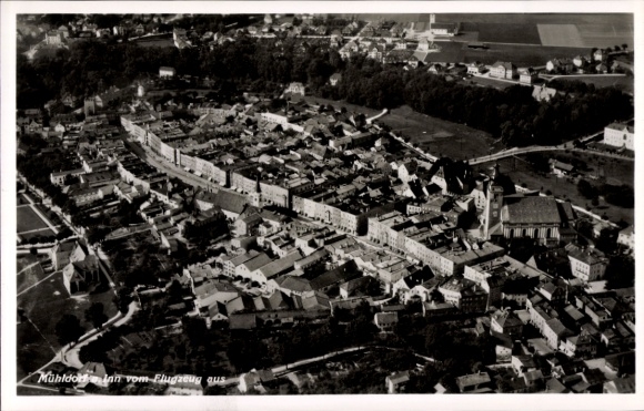 Ak Mühldorf am Inn Oberbayern, Luftbild von Mühldorf, Gebäude, Landschaft, Flugzeugaufnahme