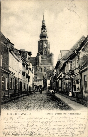 Ak Hansestadt Greifswald, Hunnenstraße mit Nicolaikirche, alte Straßenansicht, schwarze und weiße