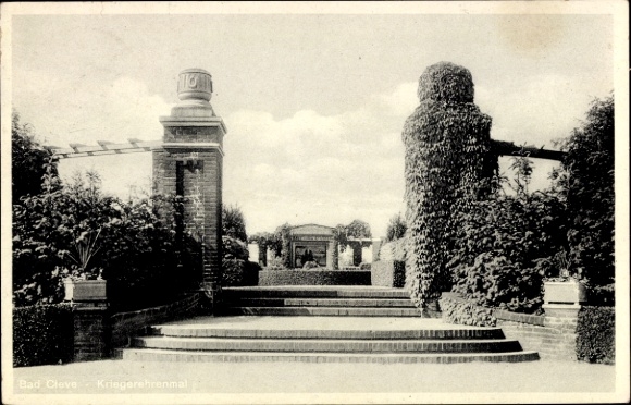 Ak Bad Cleve Kleve am Niederrhein, Krieger Ehrenmal, Gartenanlage, Säulen, Pflanzen, Treppen