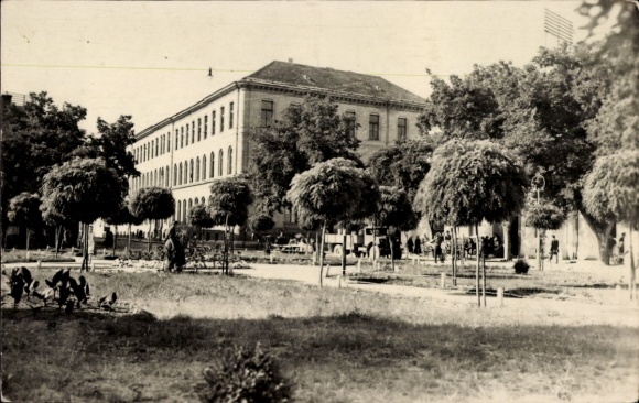 KP Sombor Zombor Serbia, Budynek historyczny, Drzewa, Krajobraz parku, Ludzie, brak danych osobowych