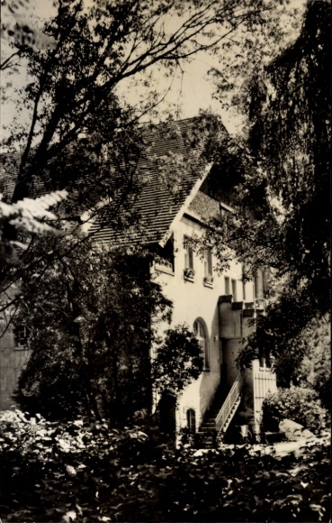 Ak Bad Lausick in Sachsen, Historisches Gebäude, umgeben von Bäumen, Schwarz-Weiß-Foto