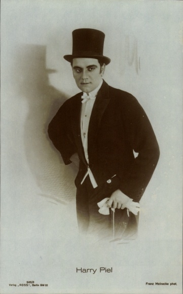 Postcard actor Harry Piel, portrait in suit with top hat
