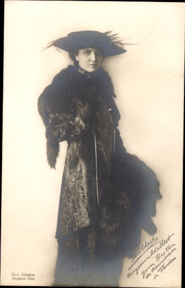 Postcard Princess Adalbert of Prussia, Adelheid of Saxe-Meiningen, Portrait, Fur