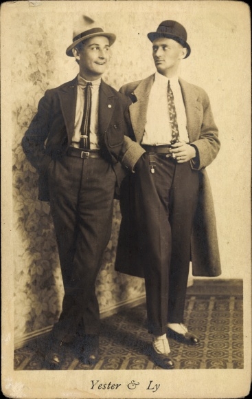 Akktorzy Mac Yester i Ly, portret, płaszcz, kapelusz, papieros