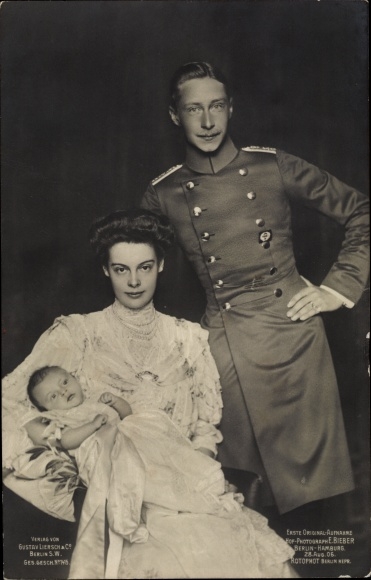 Postcard Crown Prince Wilhelm and Crown Princess Cecilie with child