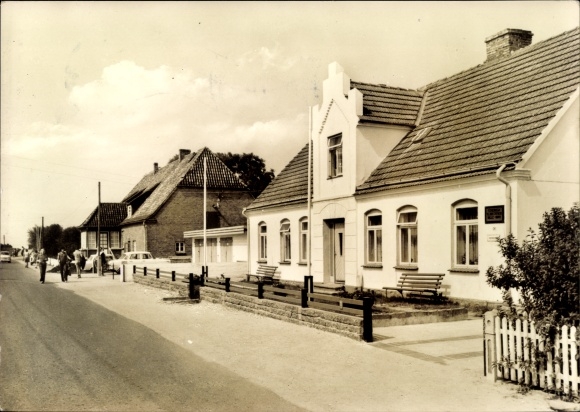 Postcard Börgerende Rethwisch in Mecklenburg-Western Pomerania, view of the Seestrasse