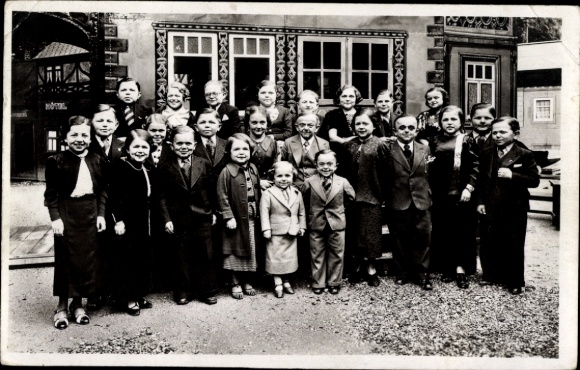 Postcard Paris, International Exhibition 1937, A group of the population of the Kingdom of Lilliput