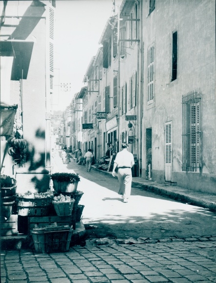 Photo Avignon Vaucluse, In the narrow streets of the old town, shops