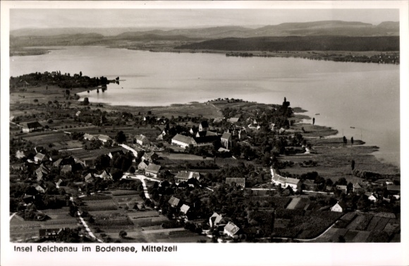 Ak Mittelzell Insel Reichenau im Bodensee, Luftaufnahme der Insel Reichenau, Bodensee, Mittelzell