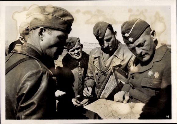 Photo Hoffmann, fighter pilots of the Condor Legion discuss enemy flight, May 1939