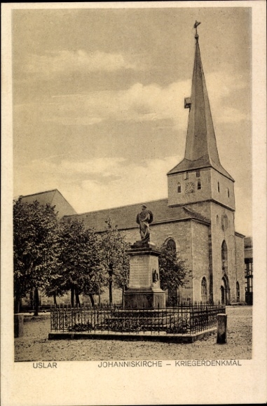KP Uslar im Solling Dolna Saksonia, Kościół św. Jana, pomnik wojenny, statua, drzewa, budynki