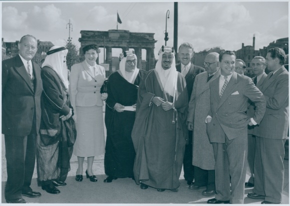Foto Berlin Mitte, Bert Sass, Prinz Hussein von Transjordanien am Bandenburger Tor, Herbst 1953