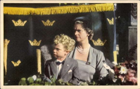 Postcard Princess Sibylla of Sweden with Prince Carl Gustaf, portrait